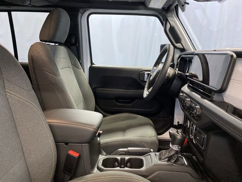 Used 2024 Jeep Wrangler Sahara image 35