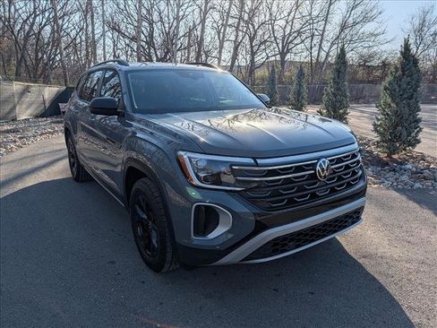 Used 2025 Volkswagen Atlas Peak Edition SE image 7