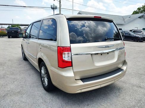 Used 2014 Chrysler Town & Country Touring-L w/ Driver Convenience Group FWD image 5