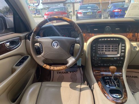 Used 2008 Jaguar XJ8 image 10