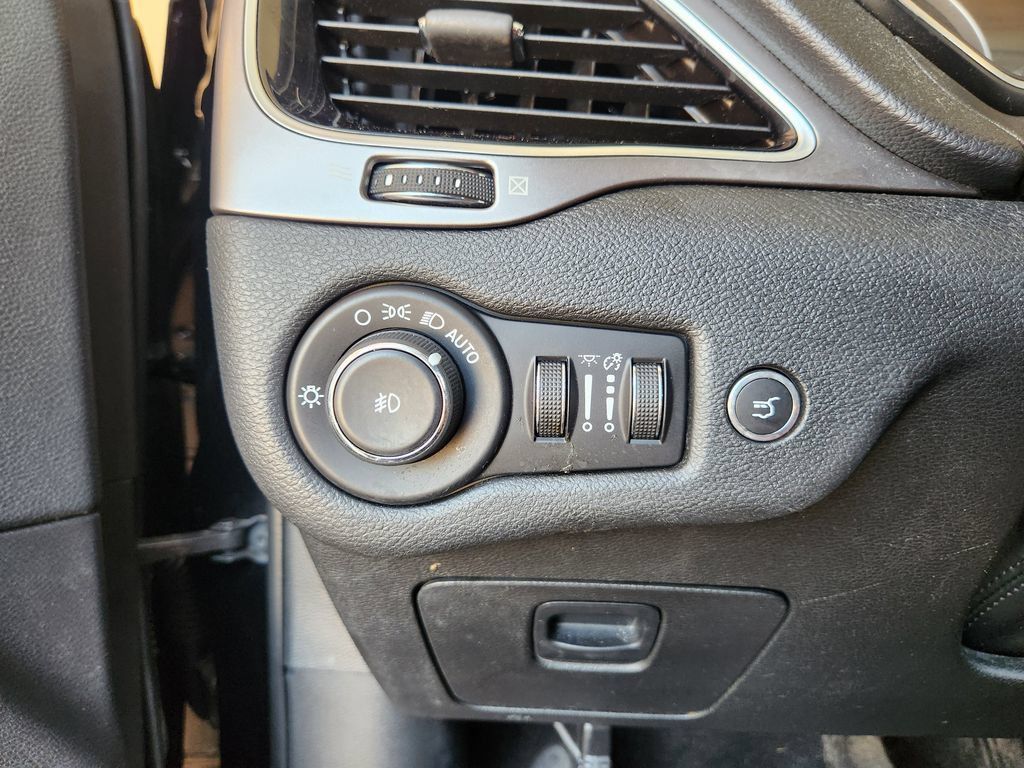 Used 2019 Jeep Cherokee Limited FWD image 22