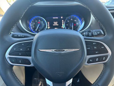 Used 2024 Chrysler Pacifica Touring-L image 29