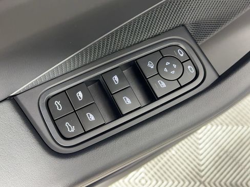 Used 2025 Porsche Macan 4S Electric image 13