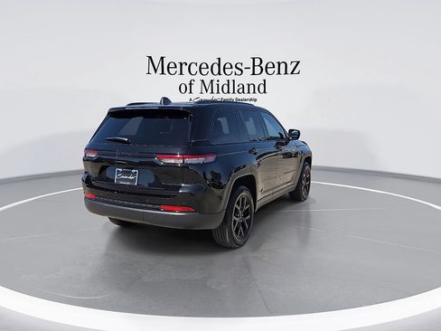 Used 2025 Jeep Grand Cherokee Altitude AWD/4WD image 8