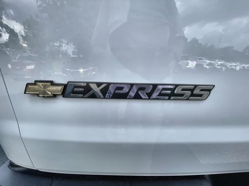 Used 2022 Chevrolet Express 3500 LS image 19