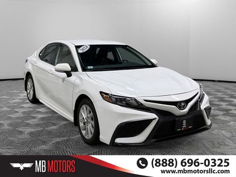 Used 2024 Toyota Camry SE FWD image 1