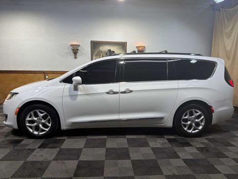 Used 2017 Chrysler Pacifica Touring-L Plus w/ Tire & Wheel Group FWD image 2