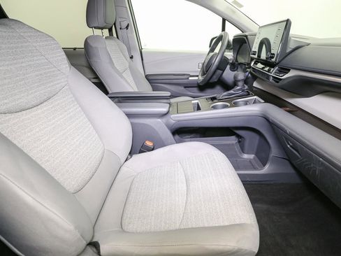 Certified 2023 Toyota Sienna LE image 18