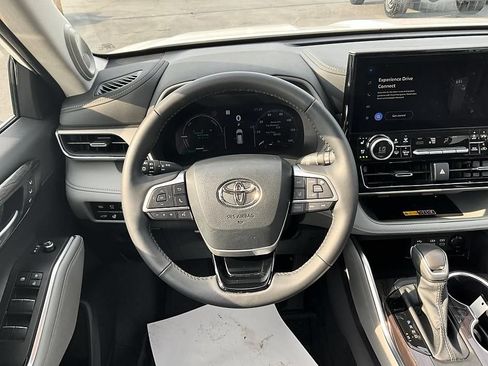 Used 2026 Toyota Highlander Limited AWD/4WD image 37