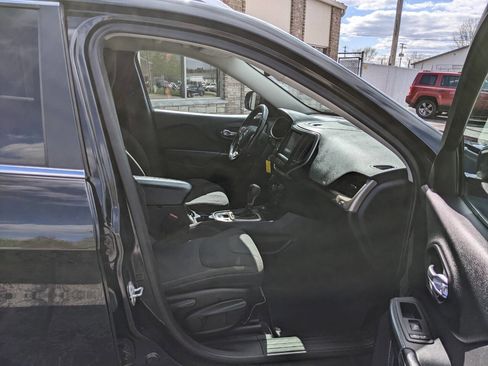 Used 2016 Jeep Cherokee Latitude w/ Cold Weather Group AWD/4WD image 14