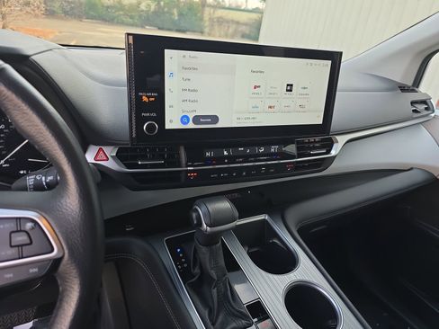 Used 2025 Toyota Sienna XLE image 28