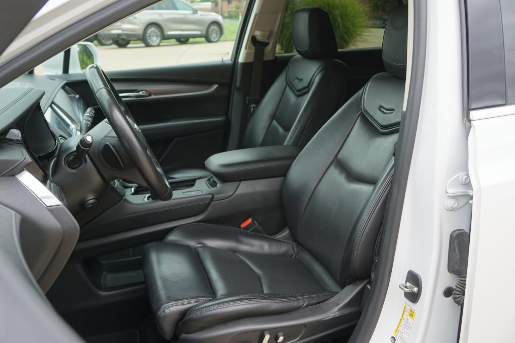 Used 2017 Cadillac XT5 Luxury w/ Driver Awareness Package FWD image 6