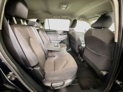 Used 2025 Toyota Highlander LE FWD image 27
