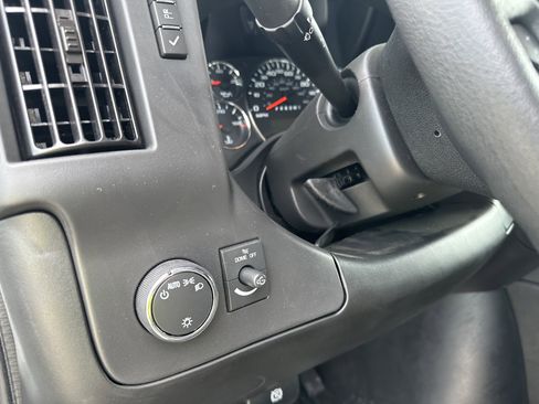 Used 2025 Chevrolet Express 3500 CARGO w/ Driver Convenience Package image 18