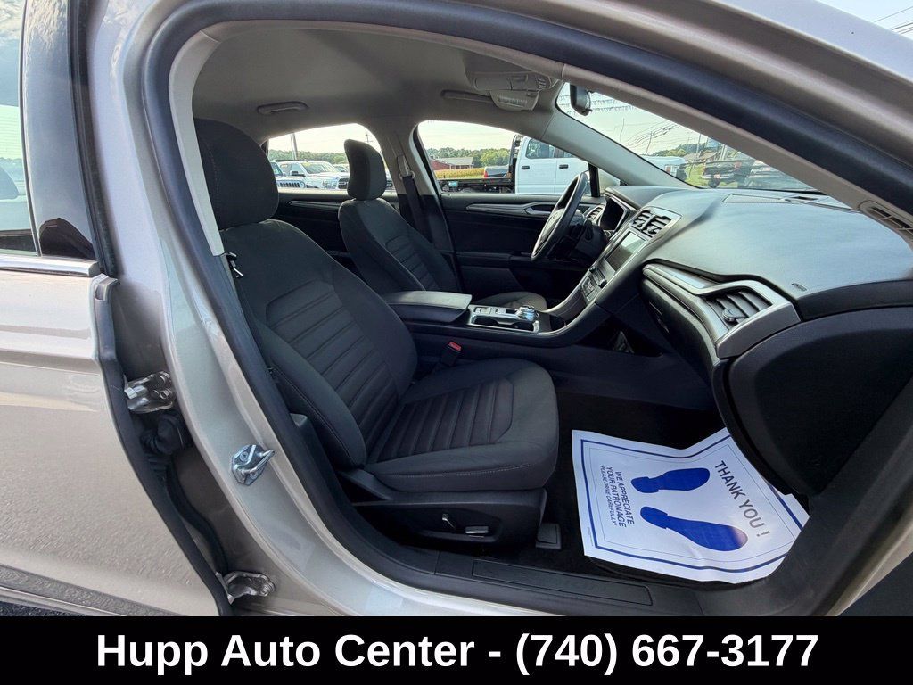 Used 2017 Ford Fusion SE w/ Fusion SE Technology Package FWD image 19
