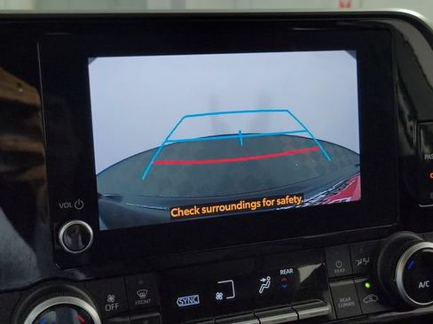 Used 2023 Toyota Highlander LE FWD image 21