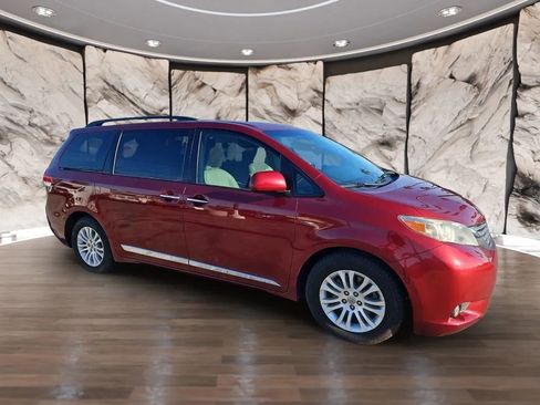 Used 2013 Toyota Sienna XLE w/ Premium Pkg image 8