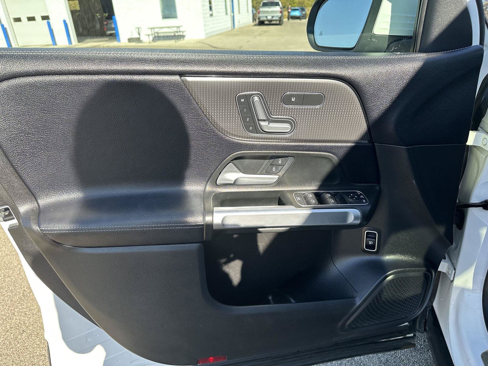 Used 2020 Mercedes-Benz GLB 250 4MATIC image 12