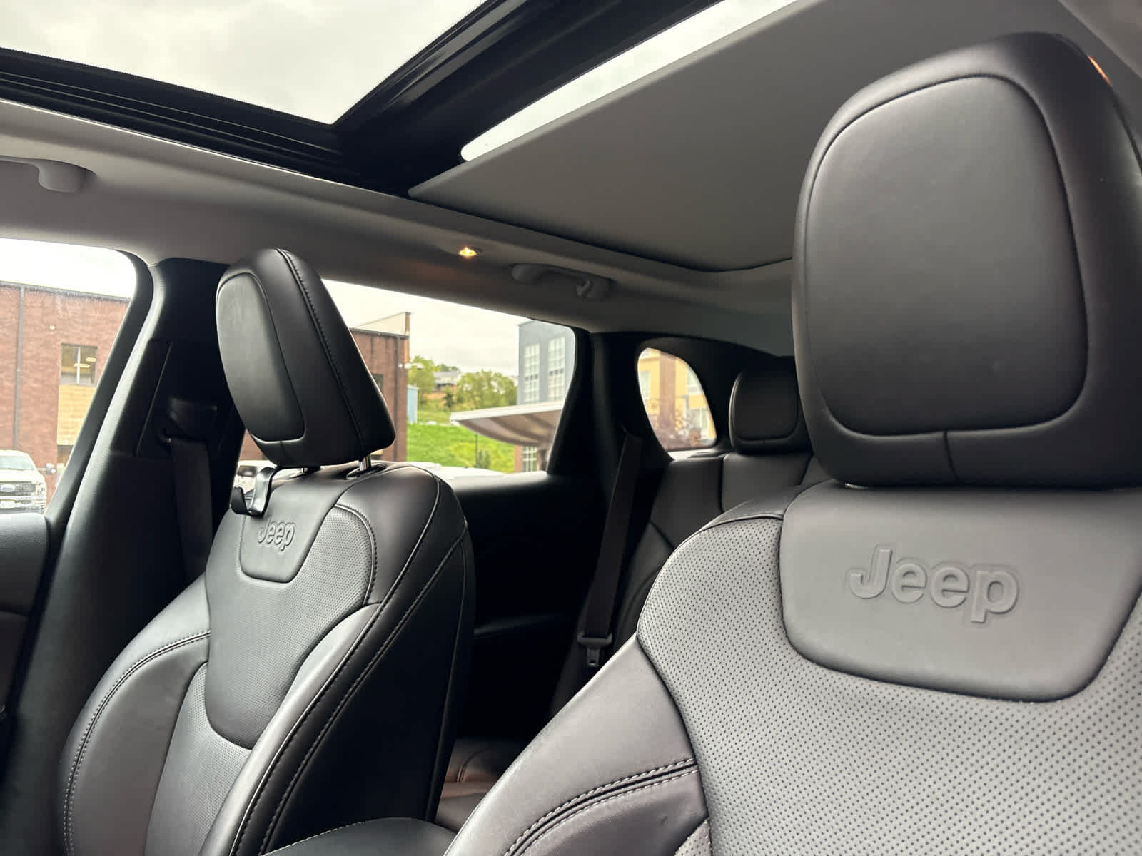 Used 2022 Jeep Cherokee Latitude Lux w/ Sun & Sound Group AWD/4WD image 11