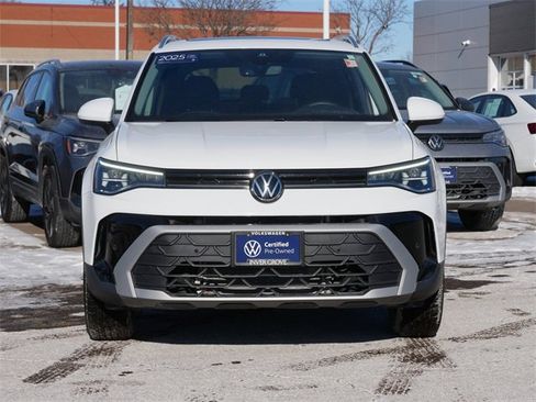 Certified 2025 Volkswagen Taos SE w/ Panoramic Sunroof Package image 2