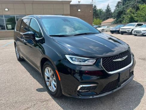 Used 2026 Chrysler Pacifica Limited FWD image 3
