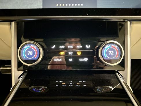 Certified 2023 Land Rover Range Rover SE image 13