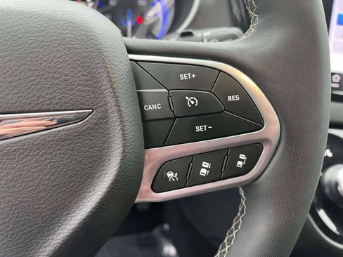 Used 2025 Chrysler Pacifica Select FWD image 19