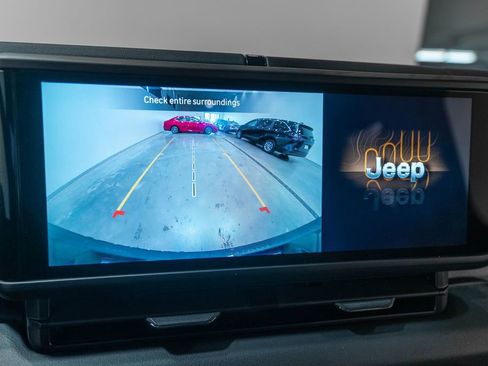 Used 2025 Jeep Wrangler Unlimited Sahara image 29