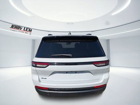 New 2025 Jeep Grand Cherokee Altitude image 4
