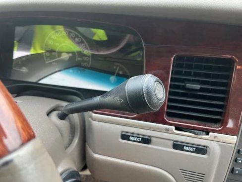 Used 2003 Lincoln Town Car Cartier image 34