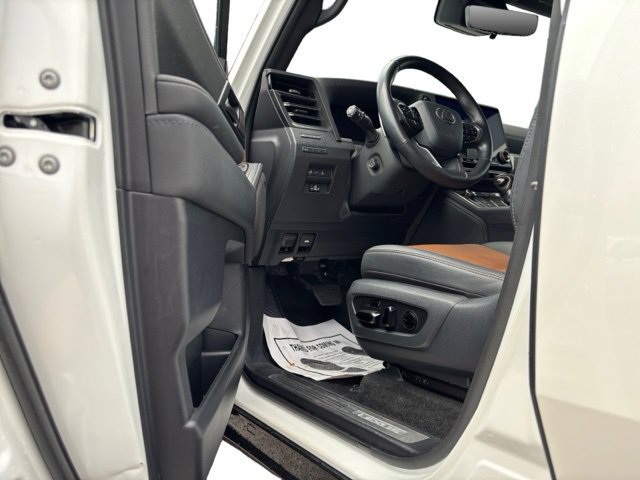 Used 2024 Lexus GX 550 w/ Accessory Package (2T) AWD/4WD image 8