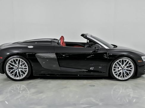 Used 2017 Audi R8 V10 w/ Ceramic Brake Package image 14