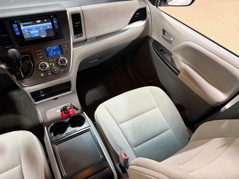 Used 2015 Toyota Sienna LE AWD/4WD image 57