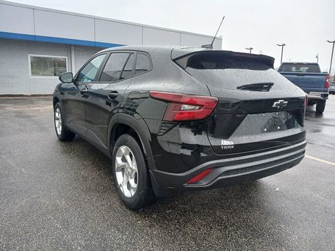 Used 2025 Chevrolet Trax LS w/ LS Convenience Package image 5