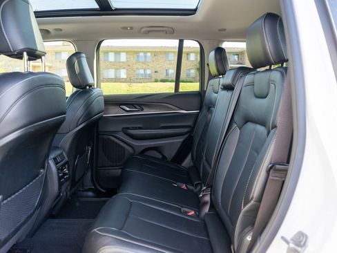 Used 2023 Jeep Grand Cherokee Limited w/ Black Appearance Package AWD/4WD image 30