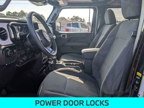 Used 2025 Jeep Wrangler Unlimited Sahara image 14