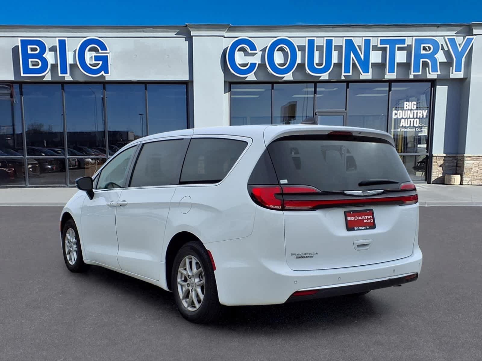 Used 2024 Chrysler Pacifica Touring-L FWD image 3