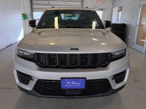 Used 2023 Jeep Grand Cherokee Altitude AWD/4WD image 8