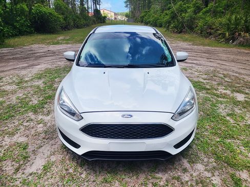 Used 2018 Ford Focus SE FWD image 2