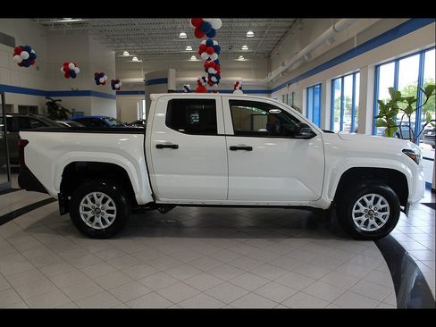 Used 2024 Toyota Tacoma SR AWD/4WD image 4