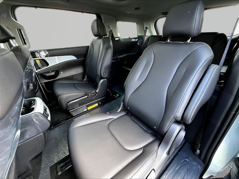New 2027 Kia Carnival SX w/ Dark Edition Package FWD image 18