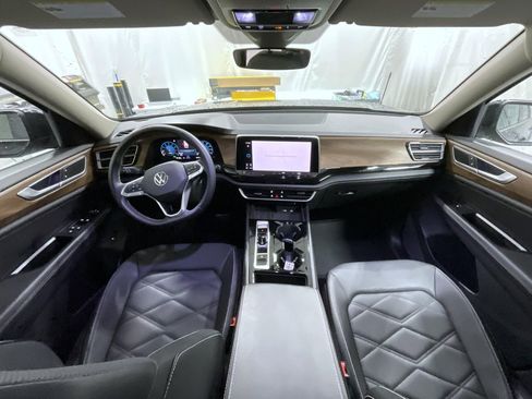 Used 2025 Volkswagen Atlas SE image 15