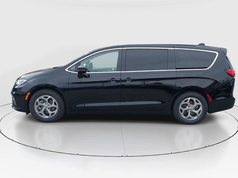 Used 2024 Chrysler Pacifica Limited image 4