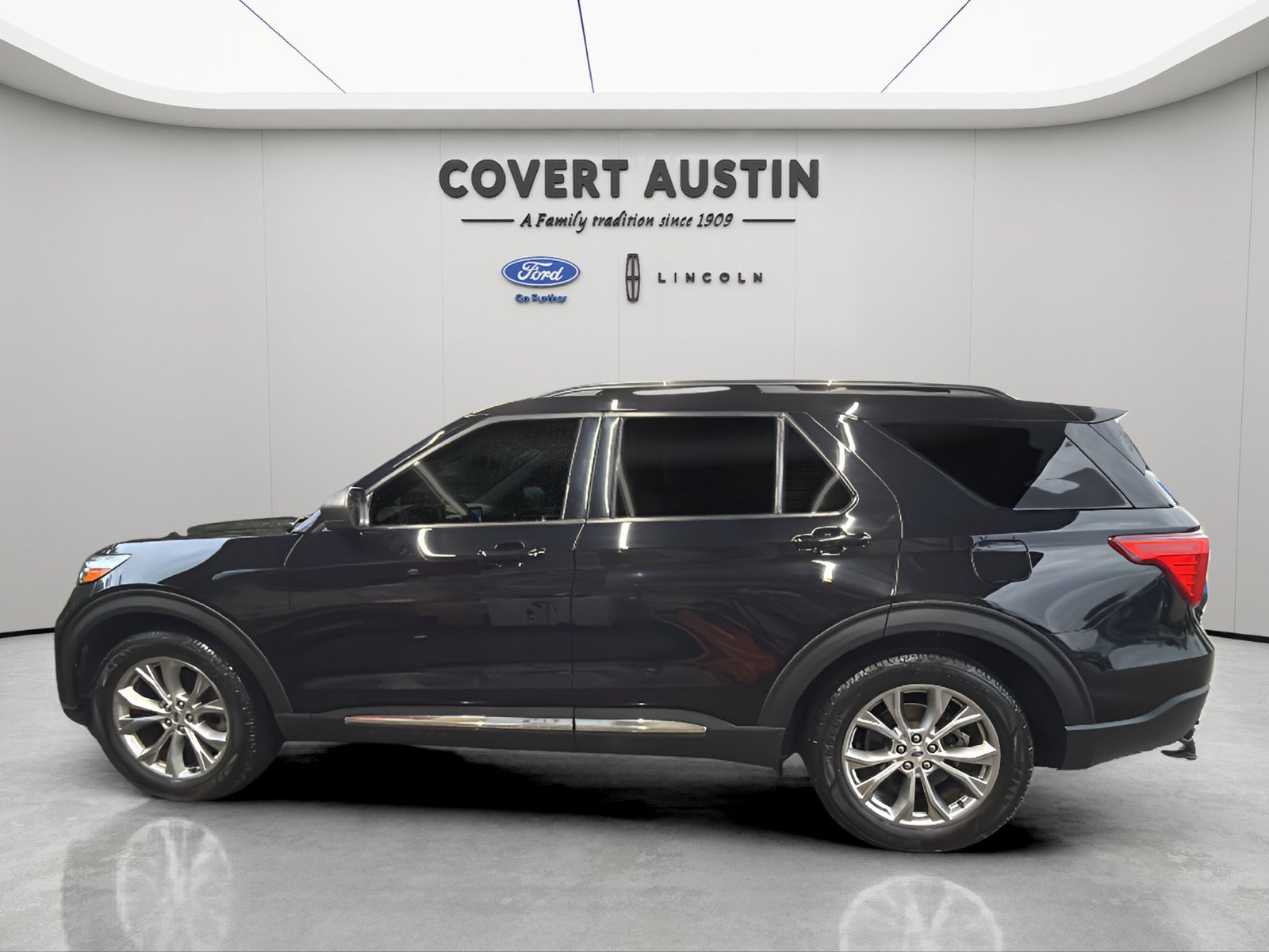 Used 2021 Ford Explorer XLT w/ Equipment Group 202A RWD image 2