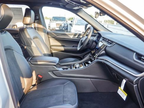 New 2025 Jeep Grand Cherokee L Altitude image 18