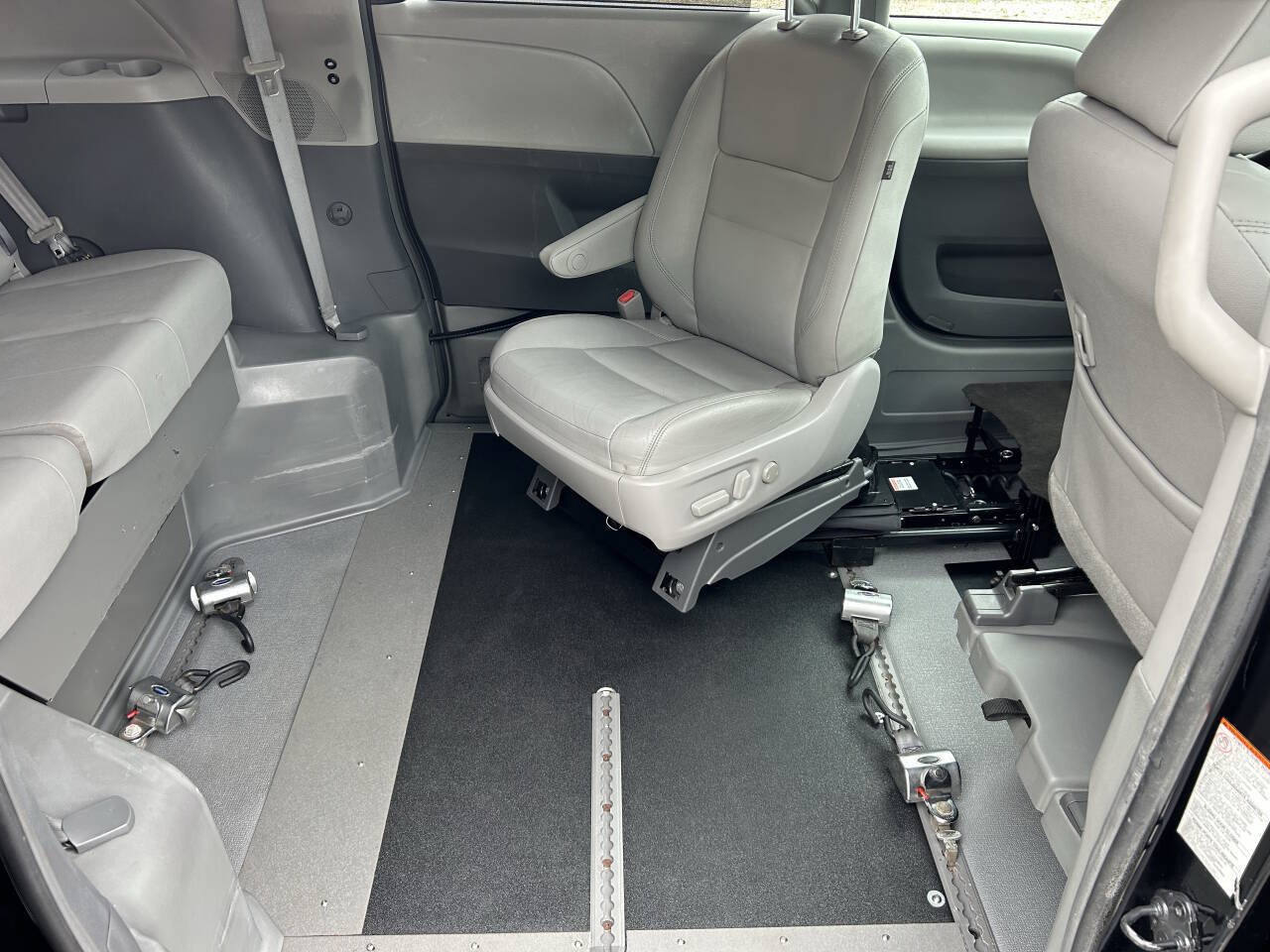 Used 2017 Toyota Sienna XLE FWD image 10