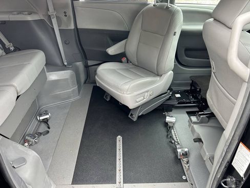 Used 2017 Toyota Sienna XLE FWD image 10