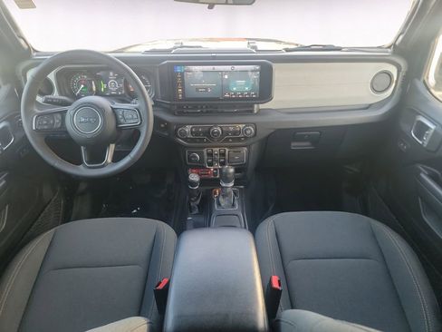 Used 2024 Jeep Wrangler Unlimited image 10