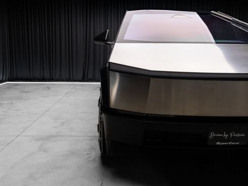 Used 2024 Tesla Cybertruck AWD Crew Cab image 18
