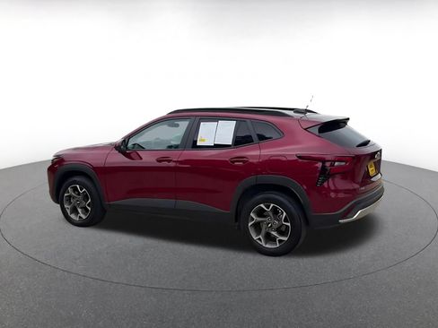 Used 2025 Chevrolet Trax LT FWD image 9